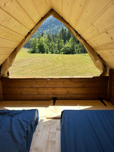 tente bivouac 2 places belle vue sur les prés, la forêt, la montagne