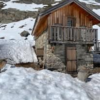 Le bac et l'entrée du refuge non gardé